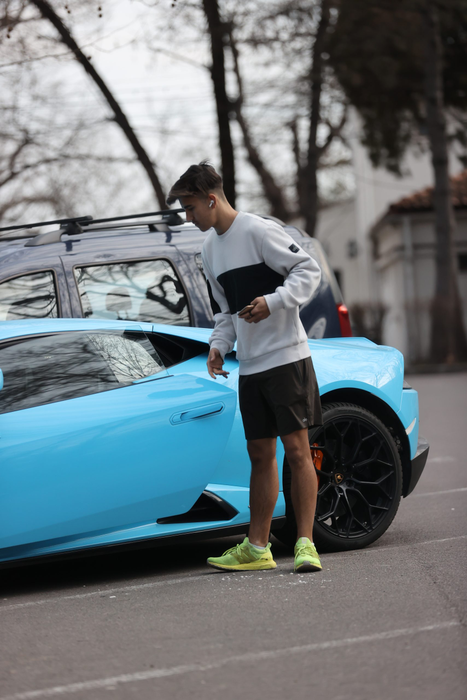 Sebastian Dobrincu urcă în Lamborghini-ul Huracan de 350.000 de euro (Foto: CANCAN.RO)