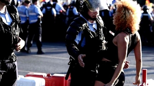 Ea e tânăra protestatară care a înfruntat un jandarm pe 10 august! Imaginea cu ea a devenit virală și a ajuns și la Euronews: „M-a luat de șolduri!”