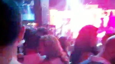 Fostul sot al Roxanei Ionescu are o relatie... sufocanta! Iubita i-a stat atarnata de gat toata noaptea, la club!