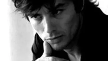 Povestea incredibila a unei fotografii cenzurate: Alain Delon a devenit nefumator fara sa stie!