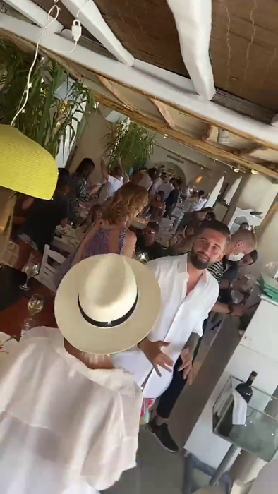 Alin Cocoș și Monica Orlanda au plecat într-o vacanță de vis, în Grecia, alături de prieteni (sursa foto Instagram)