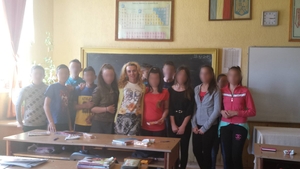 Scandal de proporţii într-o şcoală din Argeş. Elevii nu se pot concentra cu ochii la portjartierul profesoarei de româna!