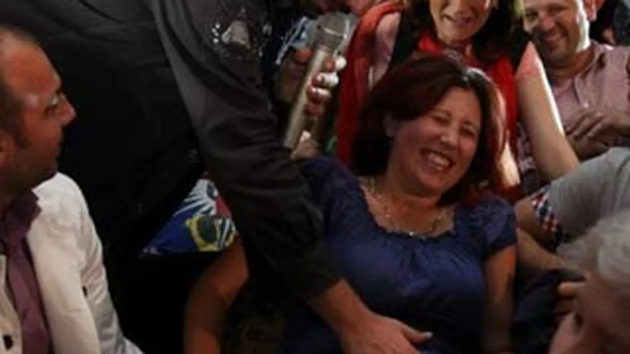 Horia Brenciu isi tine fanii la curent cu activitatea lui pe net! Posteaza imagini din timpul concertelor cu... femei!