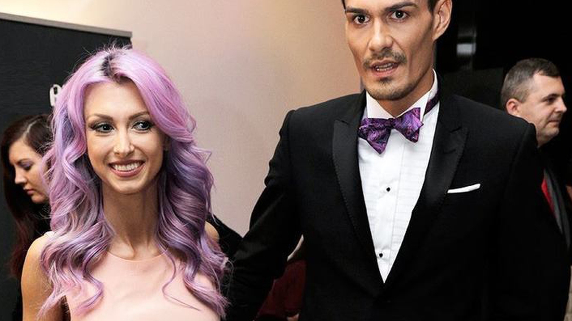 Avem imaginile! Cât ANDREEA BĂLAN era pe scenă şi îşi etala burtica de gravidă, iubitul ei GEORGE BURCEA făcea asta