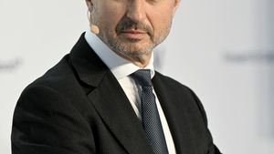Avertismentul şefului OMV despre o posibilă criză de combustibil: „Conduceți mai puțin și mai încet”