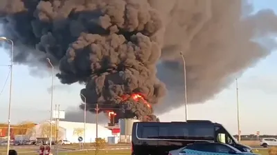 Incendiu uriaș la o hală din Prahova. Localnicii au primit mesaj RO-Alert din cauza fumului