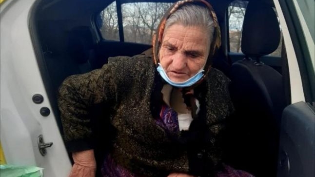 Caz șocant în Târgu Jiu. O bătrână de 88 de ani, externată din spital și abandonată în frig, pe o bancă. Cine a intervenit