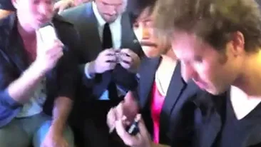 Uita de Eurovision si vezi aici cea mai tare trupa de solisti ambulanti! Nu au instrumente, dar smulg ropote de aplauze cand canta la telefoanele mobile!