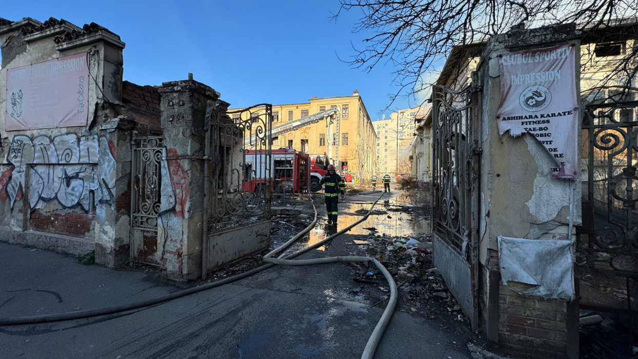 Incendiu de proporții în Capitală! 10 autospeciale au intervenit de urgență