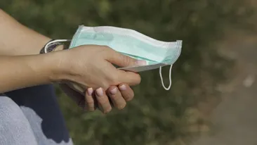 Pentru cât timp rămâne obligatorie purtarea măștii de protecție? Răspunsul lui Nelu Tătaru