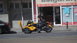 Juniorul lui Videanu se crede in Matrix! Uite cu ce motor SF a iesit Andrei la plimbare prin Bucuresti!