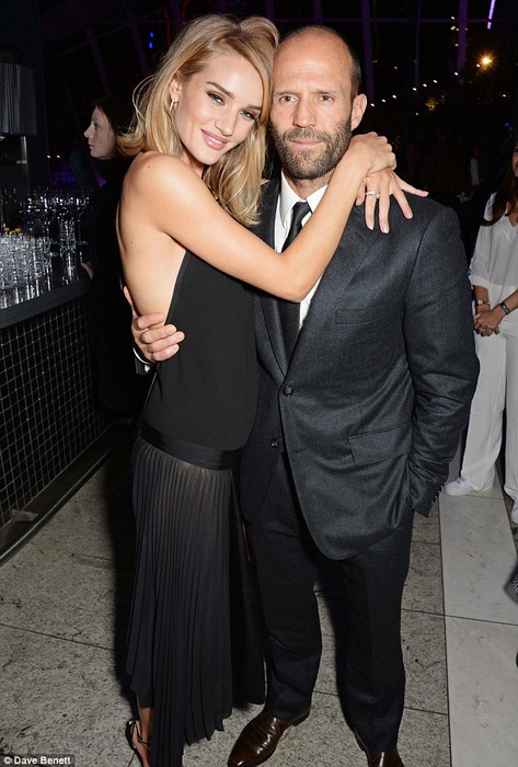 JASON STATHAM şi ROSIE HUNTINGTON-WHITELEY sunt în culmea fericirii după ce au devenit părinţi! Vezi prima imagine cu bebeluşul