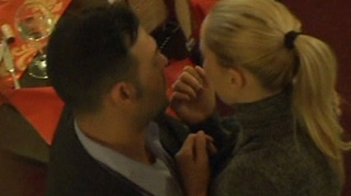 VIDEO Cornel Pasat s-a luat la bataie intr-un restaurant care i-a acuzat sotia ca il hartuieste! Si-a rupt pantalonii in fund in timpul luptei