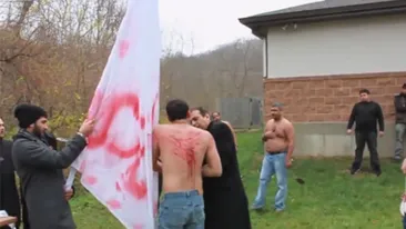 Ritual socant al musulmanilor! Un grup de barbati filmati dezbracati in timp ce...