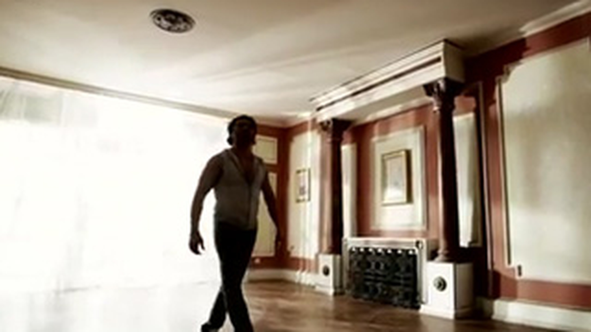 Cel mai asteptat videoclip al lui Pepe! Uite cum canta "O femeie cat 100", piesa pentru Oana Zavoranu, intr-o casa ramasa fara mobila!