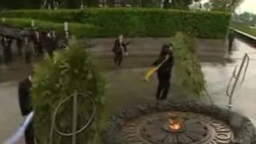 VIDEO Presedintele Ucrainei, lovit in plin de o coroana de flori la Mormantul Soldatului Necunoscut