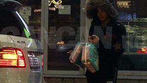 Peripeţii cu mezina lui Băse + un echipaj de Poliţie. Au ”filat-o” pe EBA în ”Operaţiunea Pampersul”!