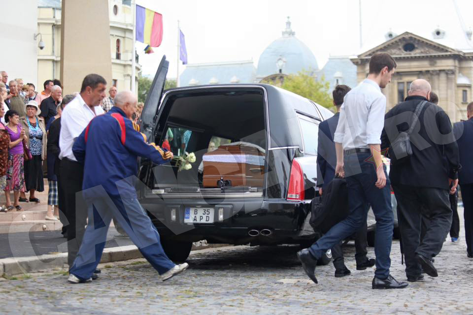 FOTO! MARIN MORARU a fost înmormântat miercuri. Soţia maestrului a scris pe coroană un mesaj dureros