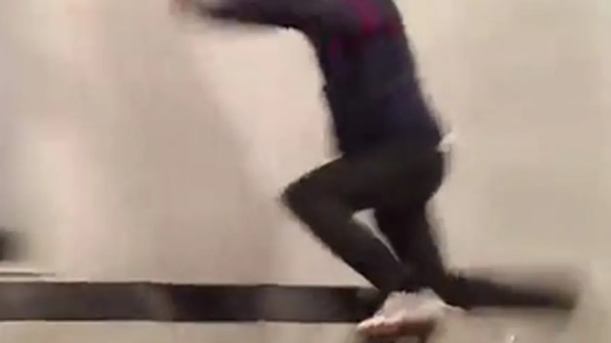 VIDEO A dat cu capul in mobilier, in loc sa stea pe el! Baiatul asta a cazut peste 10 scaune si prietenii l-au postat pe net ca sa rada de el