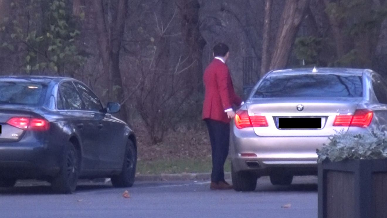 Flagrant amoros! "Prinţul" şi o hostessă fierbinte s-au sărutat pe furiş în parc, dar noi am fost pe fază!