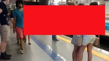 O fotografie cu doua lesbiene la metrou a devenit viral! Vezi de ce! O sa ramai uimit cand o sa vezi ca...