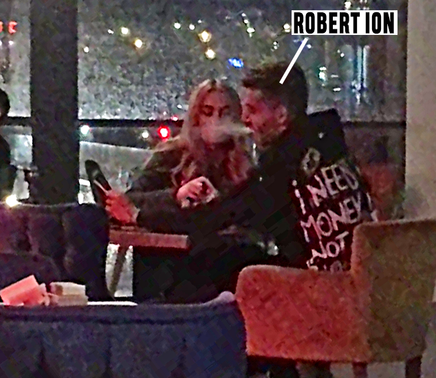 Robert Ion a "sudat" ţigările la cafenea