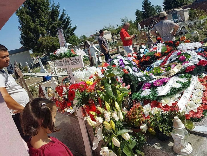 Ce se întâmplă la o pizzerie din Ştefăneşti la peste o lună de la moartea Denisei Manelista. Angajaţii spun că artista nu a murit!