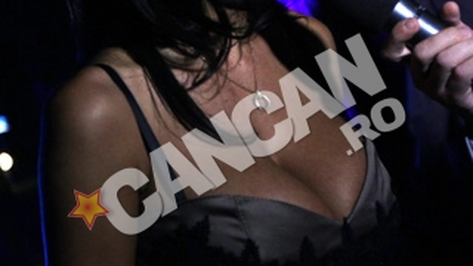 Imagini de colectie cu una dintre cele mai sexy vedete din Romania. Nicoleta Luciu de nerecunoscut in lumina lunii