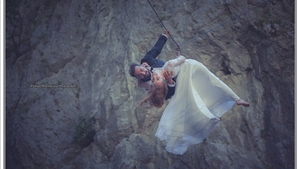 Nuntă la înălţime, în stil James Bond, pe Valea Sohodolului. Mirii şi fotograful şi-au riscat viaţa pentru cele mai spectaculoase poze. "Cel mai frică mi-a fost în primii doi metri"