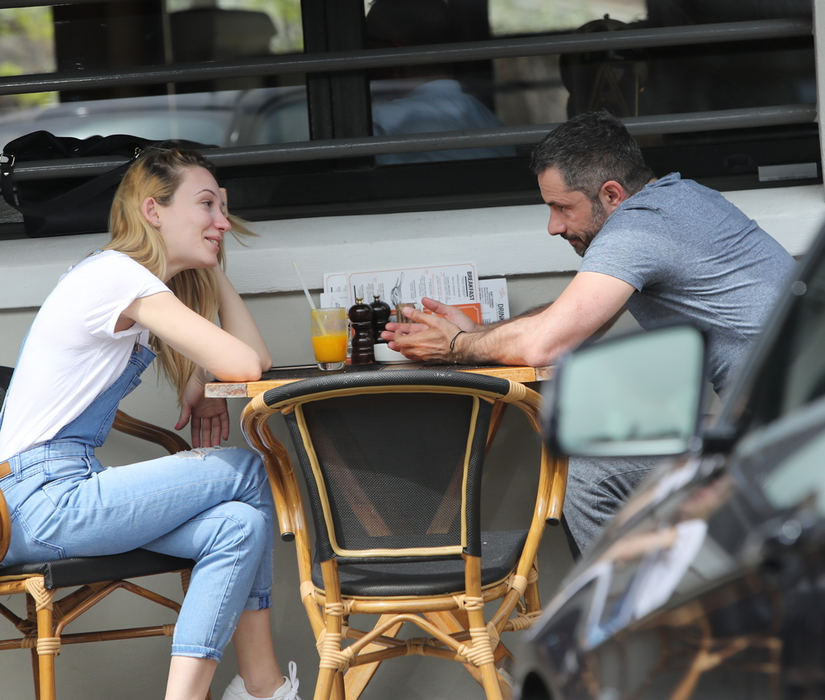 Ștefan Lungu s-a bucurat de compania unei blonde la terasă