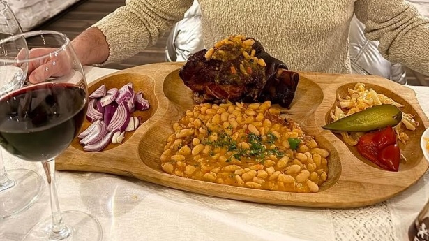 Prețuri Poiana Brașov 2026. Cât costă un ciolan de porc la cuptor cu iahnie de fasole