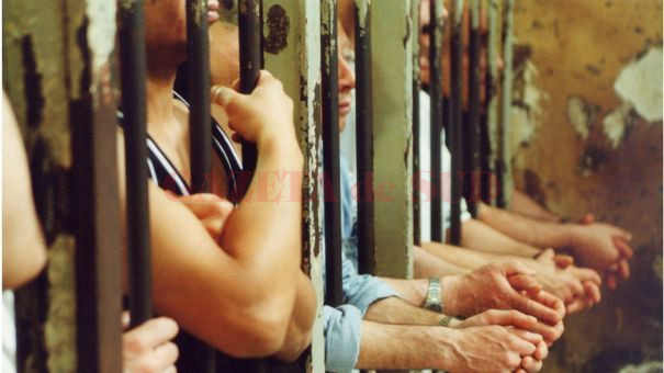 2.000 de deținuți cer să fie eliberați
