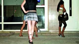 Patru constanteni au fost trimisi in judecata dupa ce au obligat mai multe tinere sa se prostitueze
