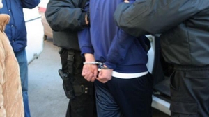 Un bărbat din Rădăuți, arestat pentru întreținere de relații sexuale cu fiica sa, din care a rezultat un copil
