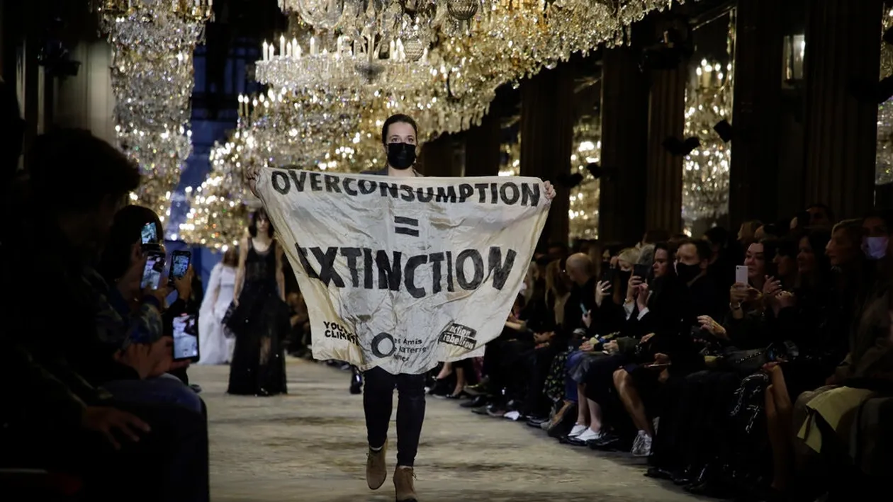 Prezentarea de modă a colecției Louis Vuitton, întreruptă de două activiste de mediu. Femeile au urcat pe podium, printre manechine