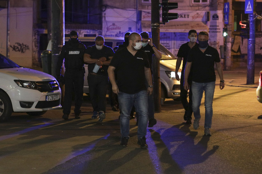 Principalul suspect, încadrat de polițiști (Foto: INQUAM PHOTOS/Octav Ganea)
