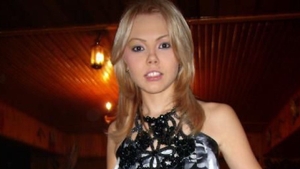 Amintirile din copilarie o rascolesc pe ultima virgina din showbiz!Vezi ce traume a indurat Denisa Manelista din cauza parintil