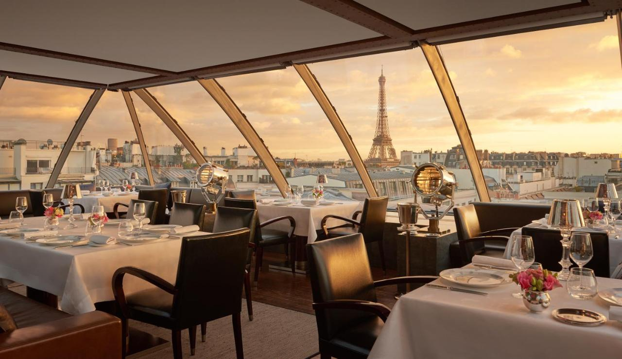 Restaurantul cu bar și terasă de pe acoperișul hotelului, servește preparate din bucătăria franceză contemporană/ Sursă foto - booking.com