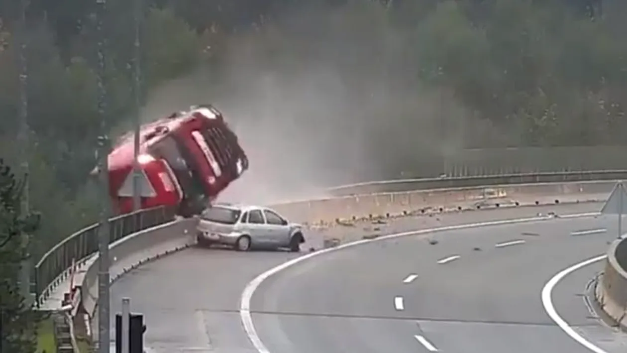 Imagini șocante cu ultimele clipe din viața șoferului care a salvat un om! S-a prăbușit cu TIR-ul 20 de metri de pe pod VIDEO