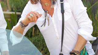 Pectoralii lui Steven Tyler, sani masculini! Steven Tyler si-a dezamagit fanele: nu e chiar asa bine facut cum se credea!