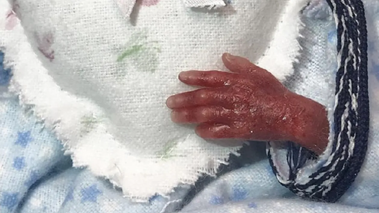 Imaginile durerii fără margini.Un fotbalist cunoscut şi-a pozat fiul mort la scurt timp după naştere. Soţia lui, îngenuncheată de suferinţă: Am luptat, dar Dumnezeu a avut alte planuri pentru noi