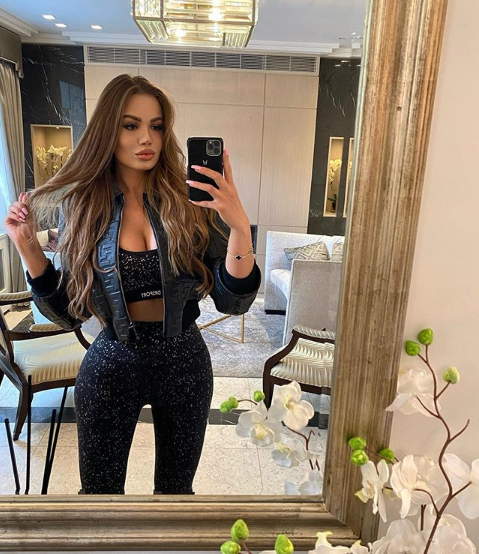 Ce maşină are Daria Radionova, iubita rusoaică a lui Alex Bodi după divorţul de Bianca Drăguşanu. Şi femeile întorc capul după ea: e acoperită toată de pietre preţioase