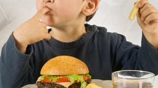 Junk food-ul iti prosteste copilul