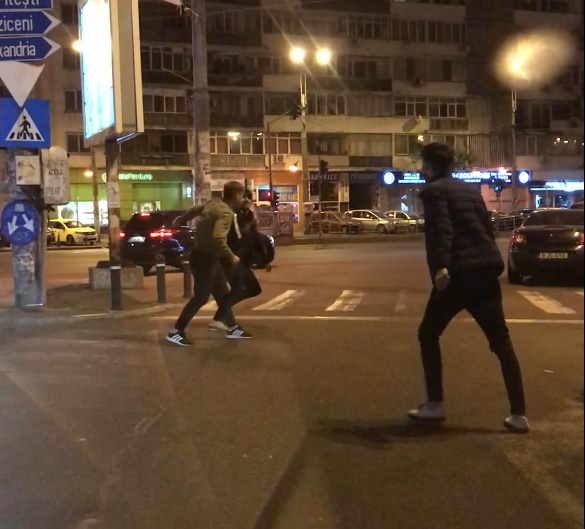Mai mulți tineri s-au luat la bătaie, după ce s-au șicanat în trafic