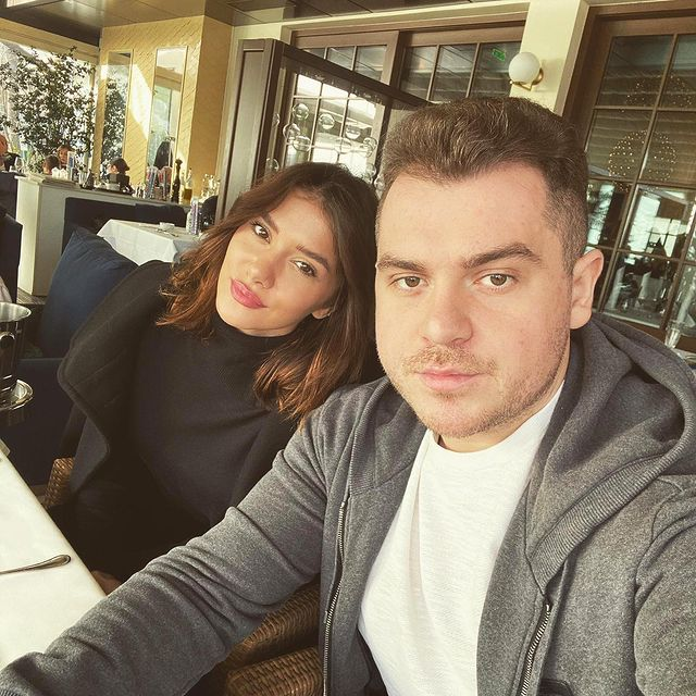Fiul Rovanei Plumb se iubește cu o fostă dansatoare