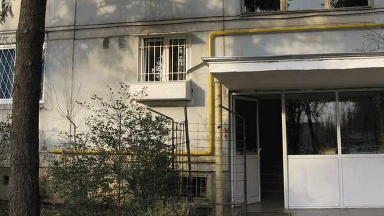 Mesajul postat de niste tineri la intrarea intr-un bloc. Si-au pus in cap o scara intreaga. Se va petrece la etajul 6...