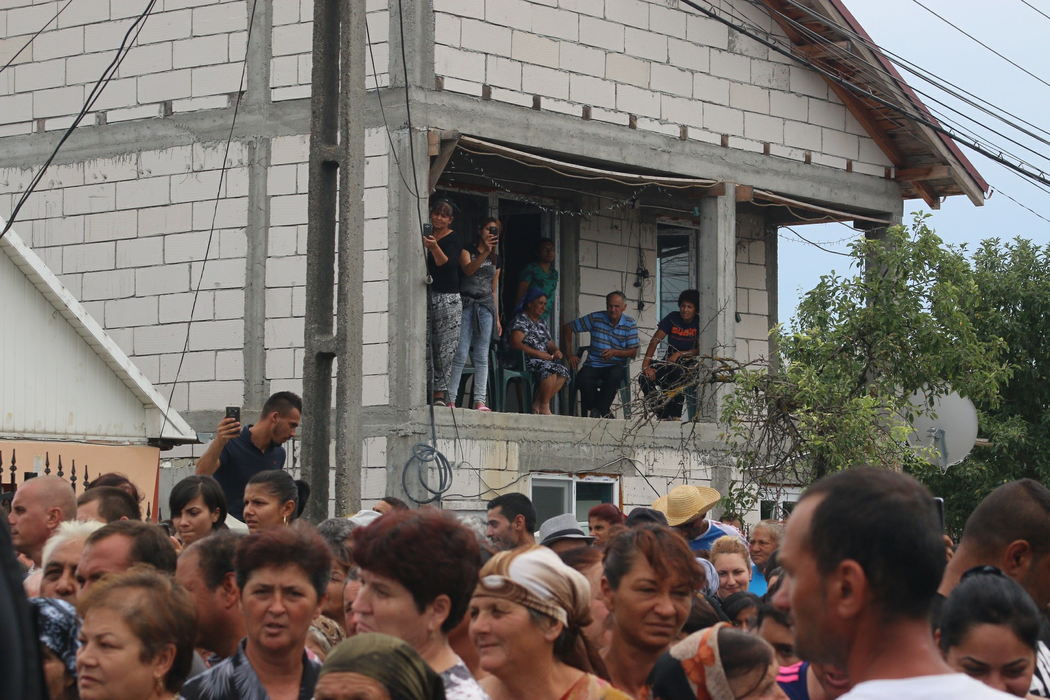 Imagini unice! Ce nu s-a văzut la înmormântarea Denisei