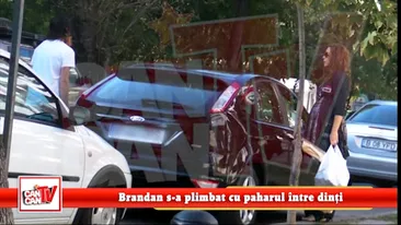 Brandan s-a plimbat cu paharul intre dinti