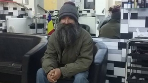 „Călugărul străzii” a fost convins să se bărbierească după cinci ani! Uite transformarea uluitoare