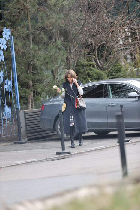 Anna Lesko vorbește la telefon (Foto: CANCAN.RO)